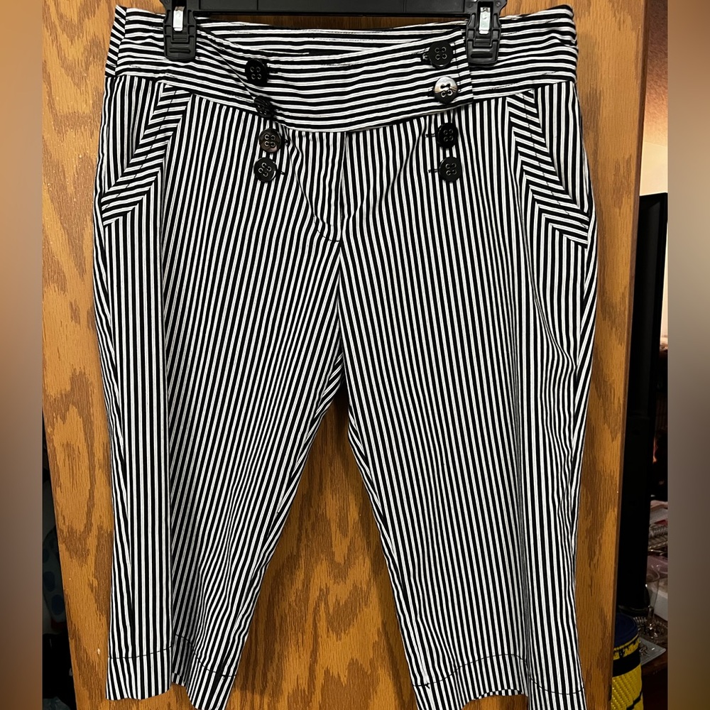 Star city ~ Capri’s black/white striped with button/clasp front lay sz11 exc con